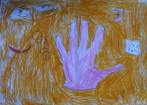 Disegno di uno dei bambini che ritrae una mano e i tratti principali di un viso