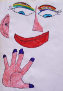 Disegno di uno dei bambini che ritrae una mano e i tratti principali di un viso