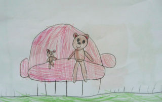 Disegni dei bambini di un animale grande e uno piccolo seduti su una poltrona colorata