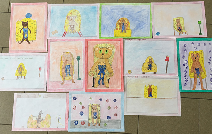Disegni dei bambini di un animale grande e uno piccolo seduti su una poltrona colorata