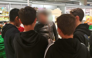 ragazzi in una corsia del supermercato
