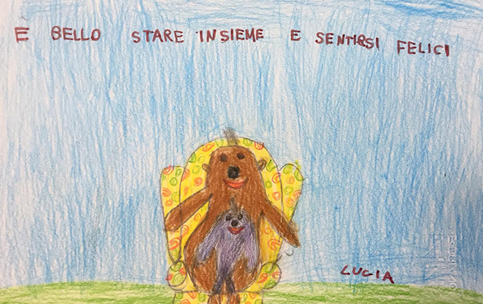 Disegni dei bambini di un animale grande e uno piccolo seduti su una poltrona colorata