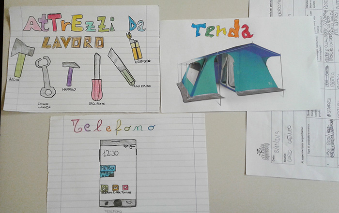 Disegni fatti dai bambini di un telefono, attrezzi da lavoro e la stampa di una tenda