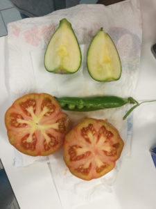 Pomodoro, bacello del pisello e zucchina tagliati a metà