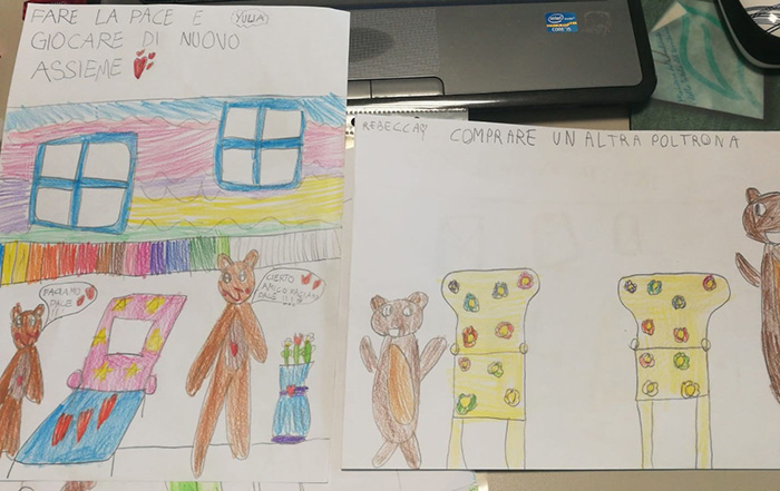 Disegni dei bambini di un animale grande e uno piccolo seduti su una poltrona colorata