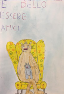 Disegni dei bambini di un animale grande e uno piccolo seduti su una poltrona colorata
