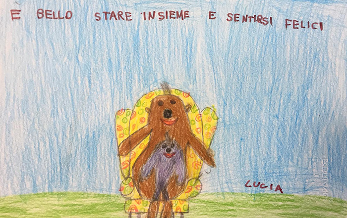 Disegni dei bambini di un animale grande e uno piccolo seduti su una poltrona colorata